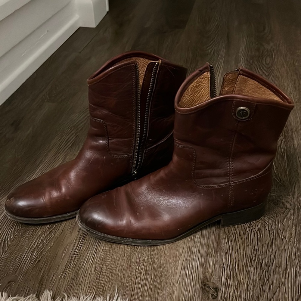 Super cute short Frye Melissa boots, brown